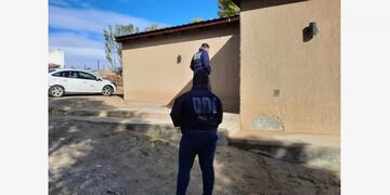 Joven de 19 años apuñaló a sus amigos y asesinó a uno de ellos en Caleta Olivia.