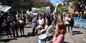 Empleados municipales marchan por las calles de la ciudad con fuerte presencia policial. (Pedro Castillo / La Voz)