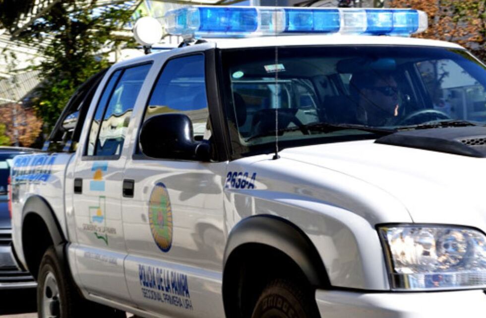 La Pampa: discutió con su pareja en el auto y ella lo dejó desnudo en la ruta para “darle una lección”