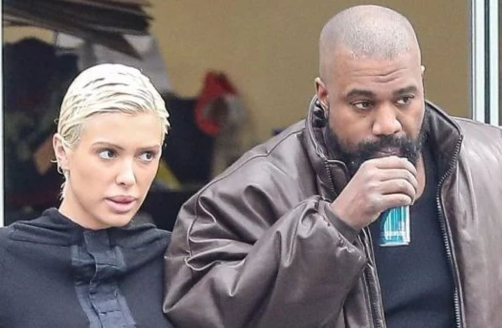 El polémico look de Bianca Censori, la esposa de Kanye West: sin ropa interior y con medias can can