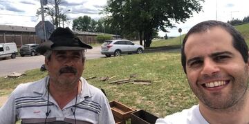 Vendedor de macetas arma a mano un cartel de Mercadopago