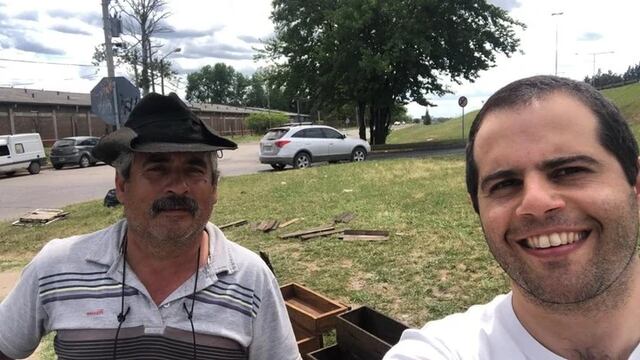 Vendedor de macetas arma a mano un cartel de Mercadopago