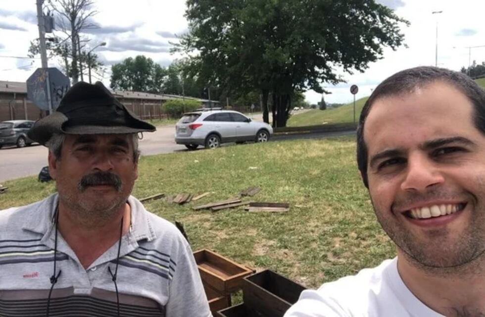 Un vendedor de macetas se hizo viral por dibujar el logo de Mercado Pago y lo buscó Marcos Galperín