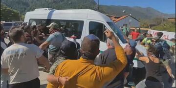 El Presidente se reunió con los intendentes de las zonas afectadas por el incendio cuando fue atacado.