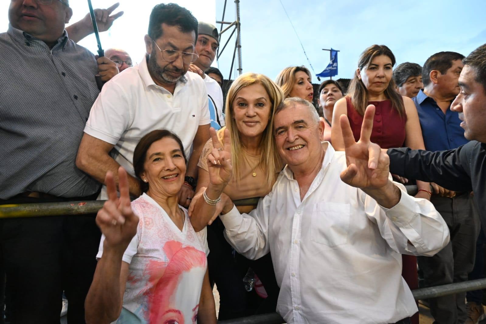El legislador y también dirigente de la Bancaria, Hugo Ledesma, la esposa del gobernador  Ana Maria Grillo, y la senadora Sandra Mendoza