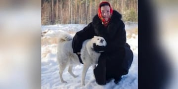 La familia huyó de su casa por la guerra y tuvieron que abandonar a su perro. Sin embargo, cuando regresaron, él seguía fiel a ellos esperándolos.