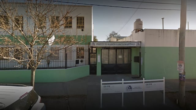 Puerta de la escuela Instituto Ramón García Martínez en Córdoba.