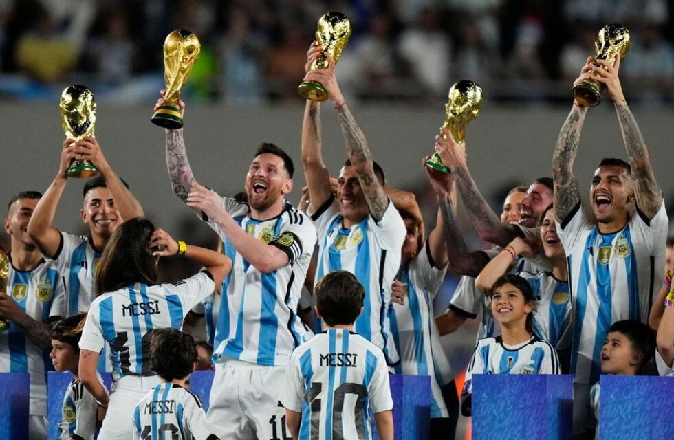 Los hinchas preparan bombos y banderas especiales para recibir a la Selección Argentina en Santiago del Estero