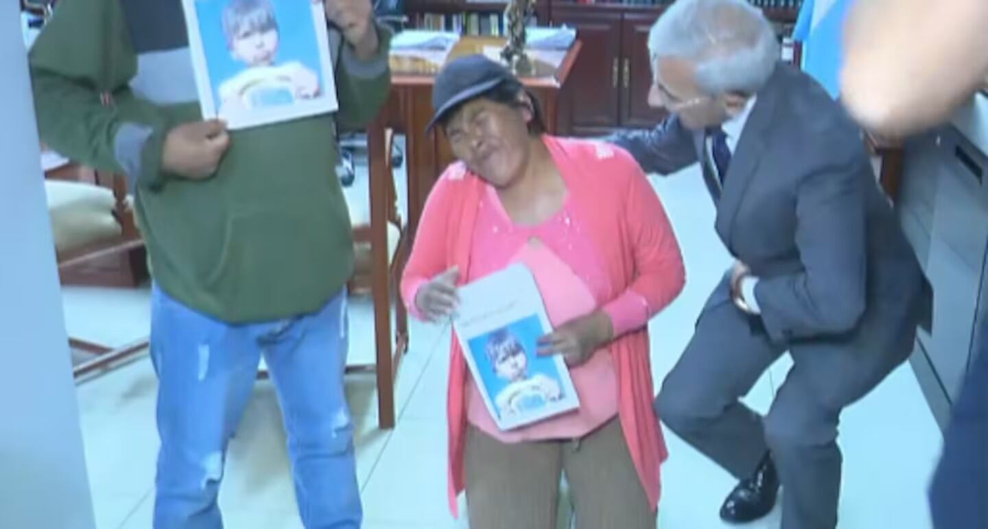 La madre de Lian pidió de rodillas que su hija vuelva a casa.