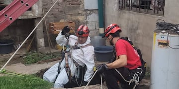 Operativo. Rescataron a una mujer que había caído en un pozo negro. (Policía de Córdoba)