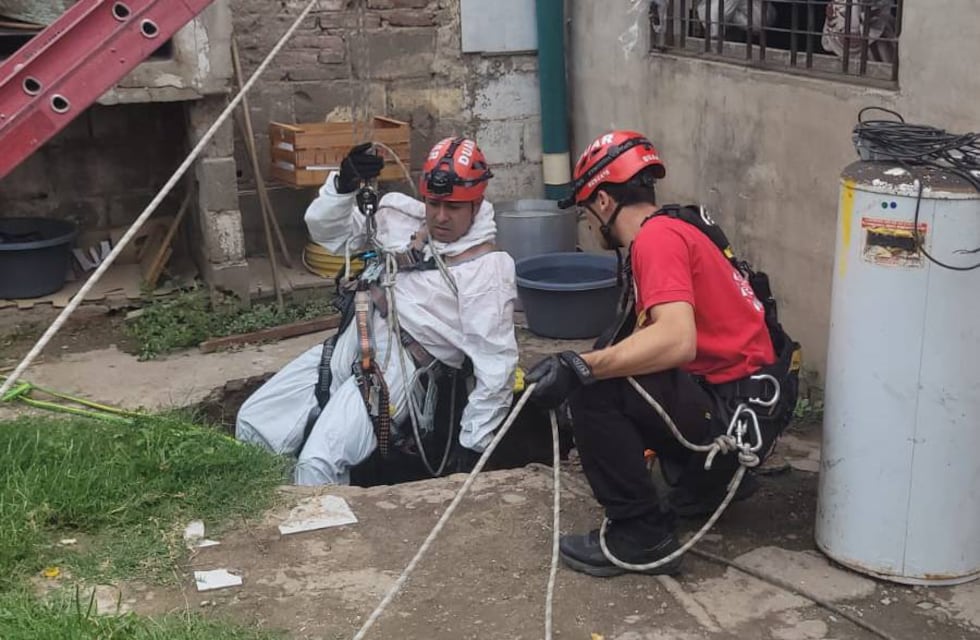Una mujer cayó a un pozo de 6 metros de profundidad en Villa El Libertador: el video del rescate