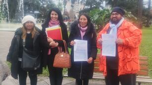 Los referentes sociales vinculados a la extinta Tupac Amaru, Silvia Valdiviezo, Zulema Cussi, y Rodrigo Aguiar, junto a la abogada patrocinante de la carta documento, María Eugenia Jamarlli.