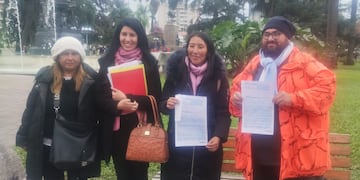 Los referentes sociales vinculados a la extinta Tupac Amaru, Silvia Valdiviezo, Zulema Cussi, y Rodrigo Aguiar, junto a la abogada patrocinante de la carta documento, María Eugenia Jamarlli.