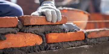 El costo del metro cuadrado de obra más honorarios, cargas sociales e impuestos es: $ 274.277,31.