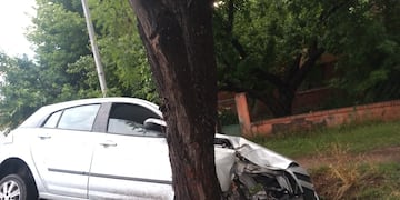 El Chevrolet Agile quedó incrustado entre unárbol y un tronco.
