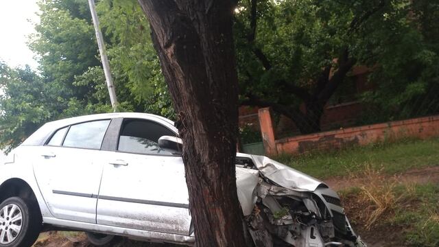 El Chevrolet Agile quedó incrustado entre unárbol y un tronco.