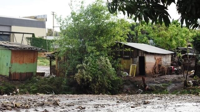 Defensa Civil de Posadas se encuentra asistiendo a barrios afectados por el temporal.