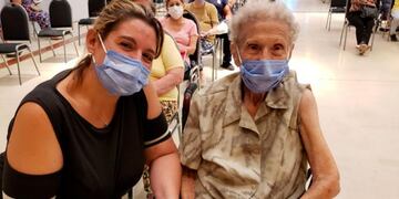 Elena Pisiani recibió su primera dosis de Sputnik V.