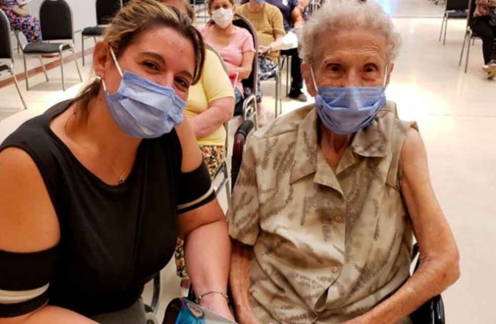 A sus 100 años, Elena Pisani se vacunó contra el Covid-19
