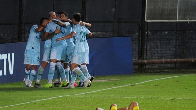Racing celebra el gol de la victoria de Enzo Copetti ante Rosario Central.