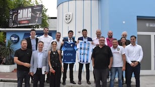 El gobernador Maximiliano Pullaro y el intendente Leonardo Viotti con la dirigencia de Atlético de Rafaela