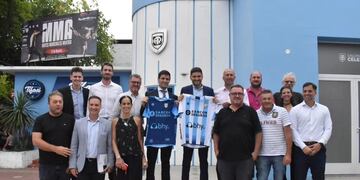 El gobernador Maximiliano Pullaro y el intendente Leonardo Viotti con la dirigencia de Atlético de Rafaela