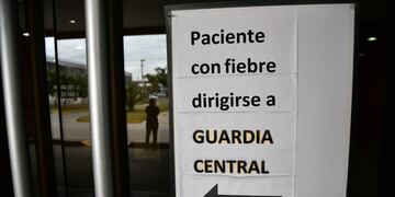 cartel en el ingreso  hospital provincial florencio diaz se detecto un caso positivo de covid19 coronavirus covid19 covid-19 cuarentena pandemia foto pedro castillo