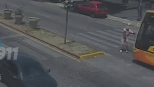 Un hombre de 84 años fue atropellado por un colectivo en la avenida Rafael Núñez de la ciudad de Córdoba. (Captura de video)
