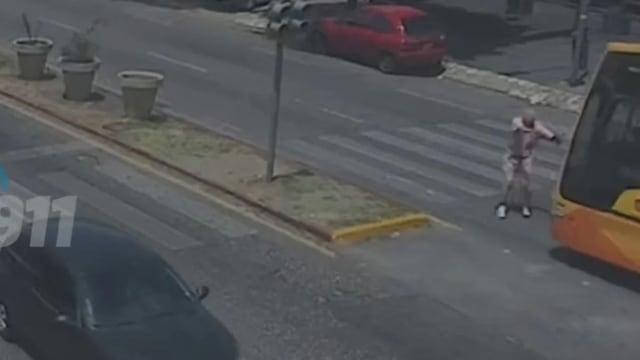 Un hombre de 84 años fue atropellado por un colectivo en la avenida Rafael Núñez de la ciudad de Córdoba. (Captura de video)