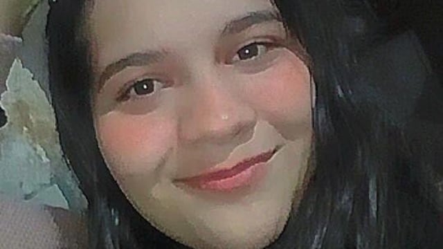 La menor tiene tez morocha, contextura física robusta, mide 1,60 de altura aproximadamente, tiene ojos marrones y cabellos largos negros.