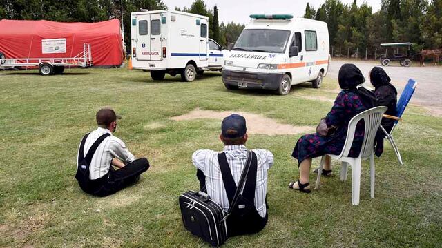 Una familia espera para ser atendida en el Hospital de Campaña (APN)