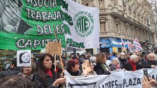 Las Madres de Plaza de Mayo encabezan la marcha de repudio.