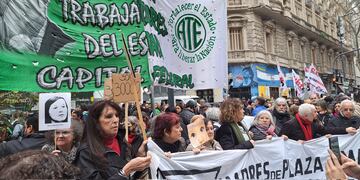 Las Madres de Plaza de Mayo encabezan la marcha de repudio.