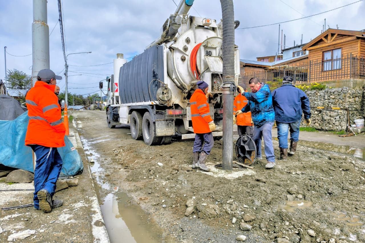 Servicios Públicos de la Municipalidad de Ushuaia avanzar con los trabajos de remediación en sectores de la ciudad