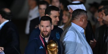 Lionel Messi, con la copa de campeón del mundo, acompañado por el DT Lionel Scaloni y por el presidente de AFA Claudio Tapia en la llegada de la selección al país. Gentileza: Clarín