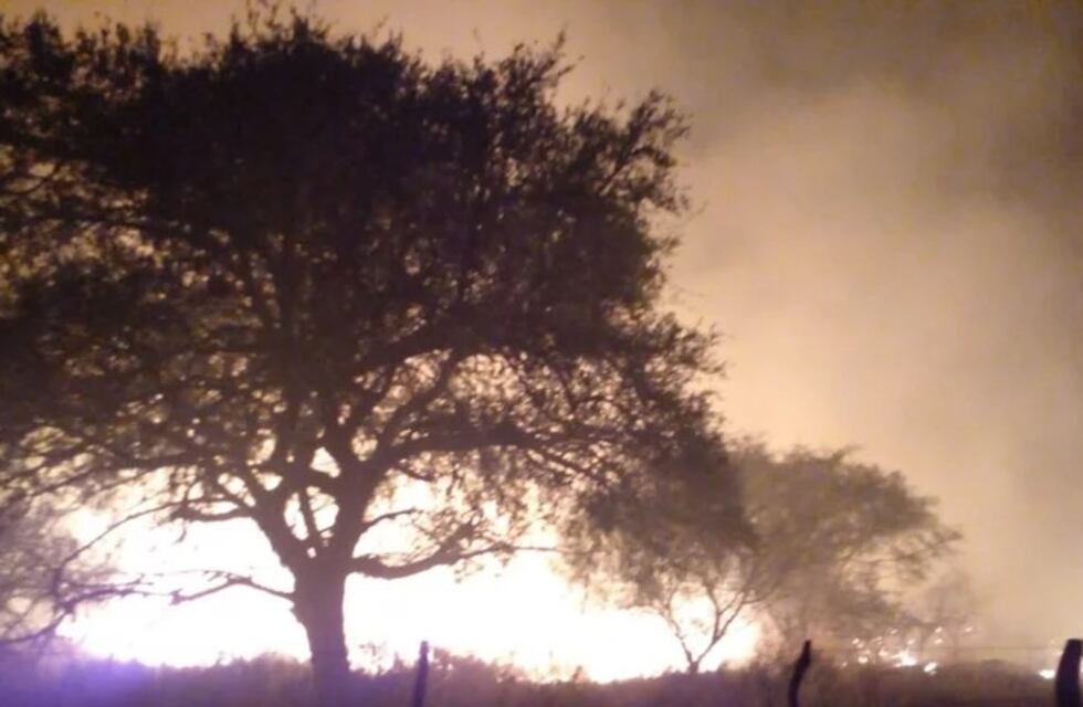 Incendio en Villa de la Quebrada: madrugada agitada y fuego bajo control