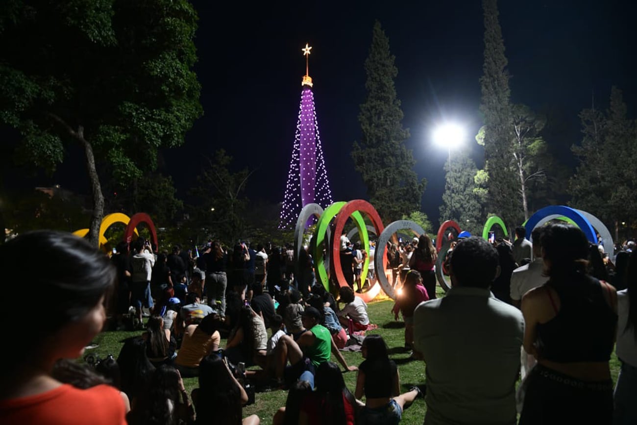 Córdoba encendió su tradicional arbolito de navidad en el Faro del Bicentenario. (Javier Ferreyra / La Voz)