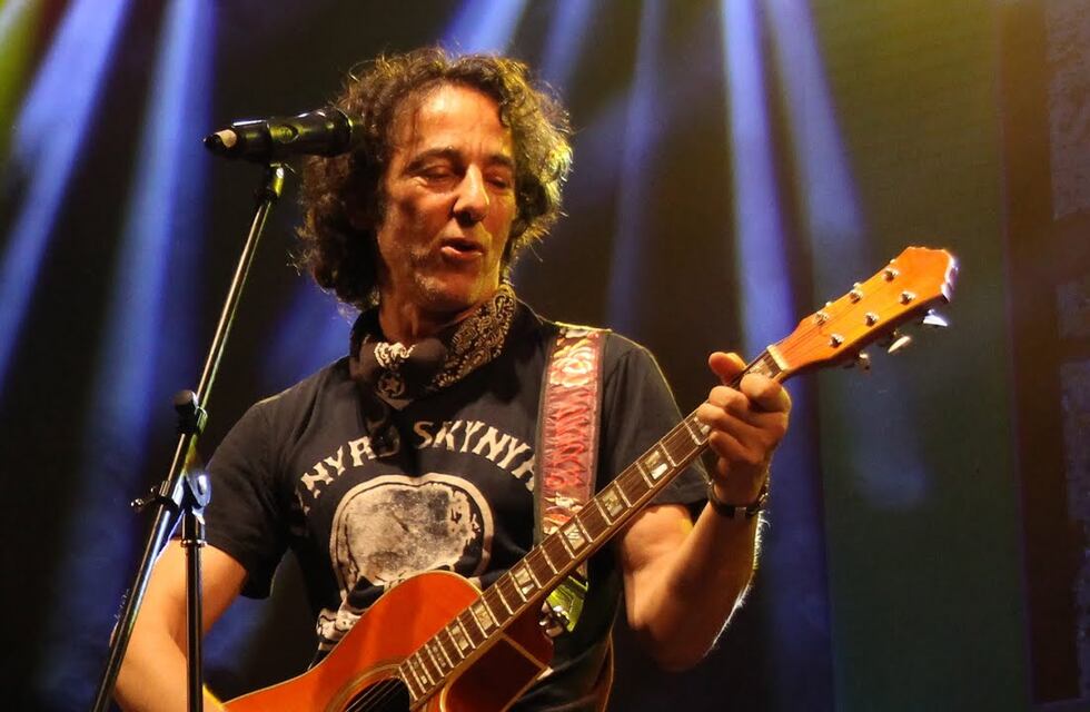 Javier Calamaro deleitó con sus canciones a los enamorados en Carlos Paz