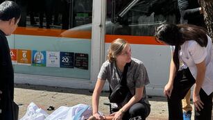 La joven médica asistió a la estudiante que se encuentra en grave estado.