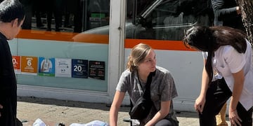 La joven médica asistió a la estudiante que se encuentra en grave estado.