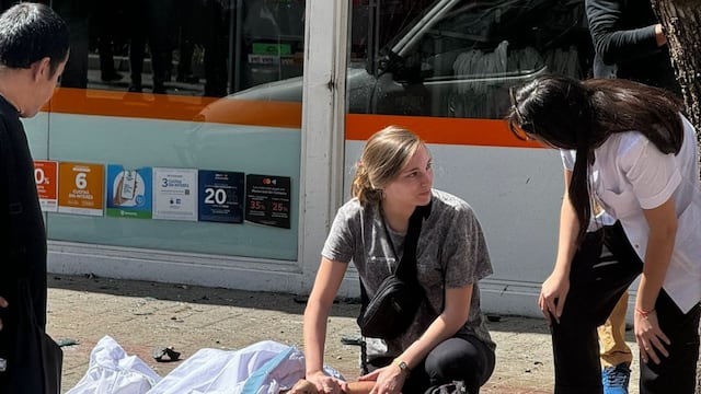 La joven médica asistió a la estudiante que se encuentra en grave estado.