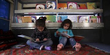 Las reinas buscan incentivar la lectura en los niños que asisten a los merenderos.