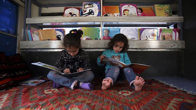 Las reinas buscan incentivar la lectura en los niños que asisten a los merenderos.