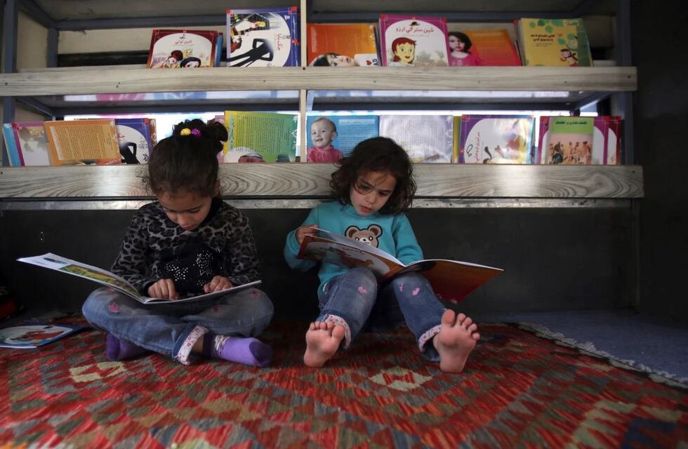 Reinas maipucinas solidarias: juntan libros para crear 12 bibliotecas infantiles en merenderos