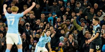 Julián Álvarez es protagonista en el Manchester City de Pep Guardiola. (AP Foto/Dave Thompson)