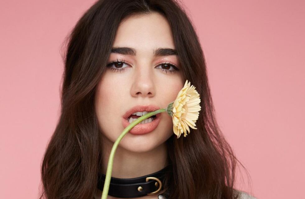 Dua Lipa sorprendió sobre el escenario con un osado outfit al cuerpo y transparencias