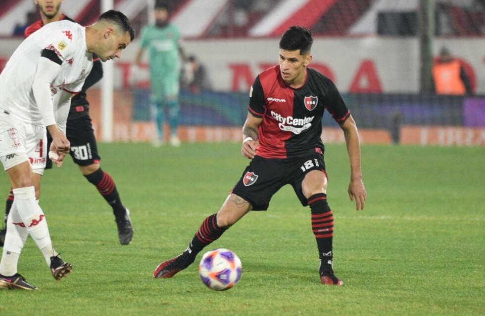 Newell’s empató con diez jugadores y se fue al vestuario enfurecido con el arbitraje