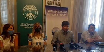 Agustín Aresse encabezó la conferencia de prensa en el Centro Comercial