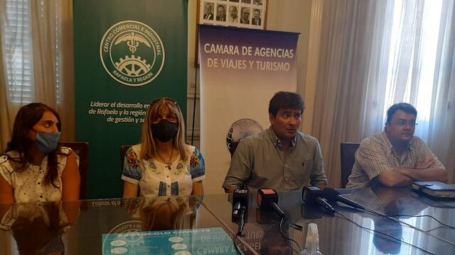Agustín Aresse encabezó la conferencia de prensa en el Centro Comercial