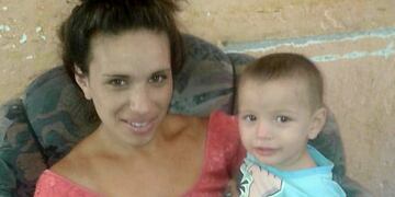 Karen Polanco junto a su pequeño hijo, Thiago en la casa familiar en Carlos Paz. (Foto: gentileza Melina Moreno).